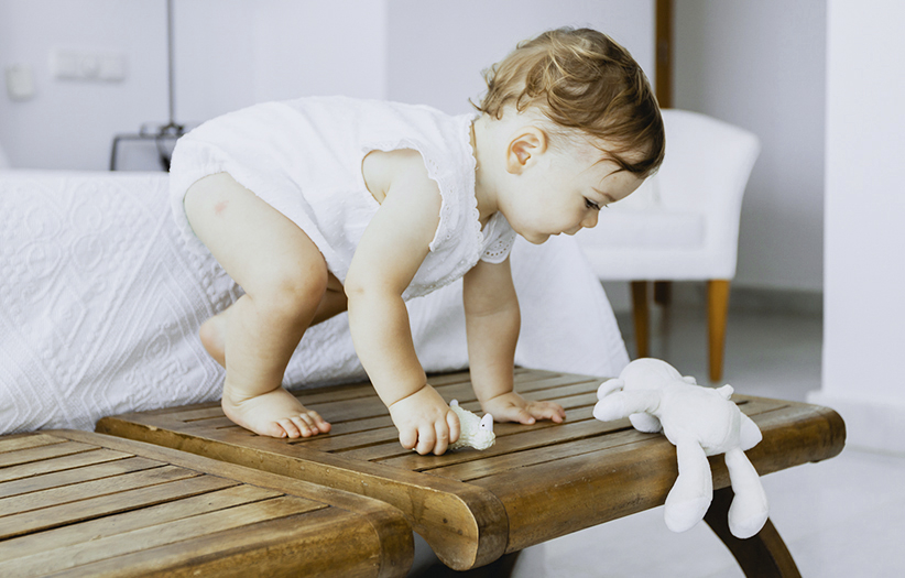 Niño cama muñeco