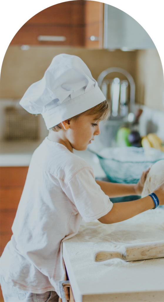 niño cocinando seguridad y desarrollo infantil en la cocina