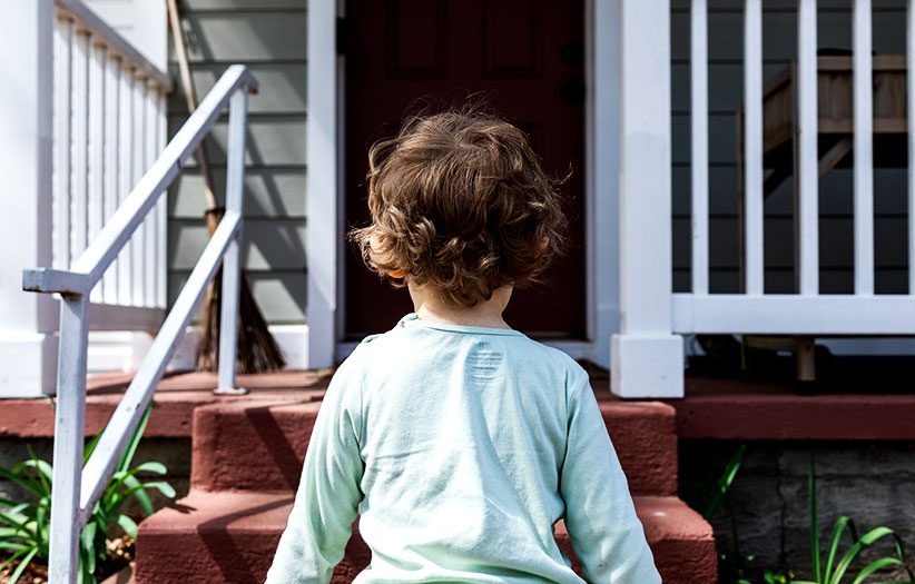 Niño entrando en casa